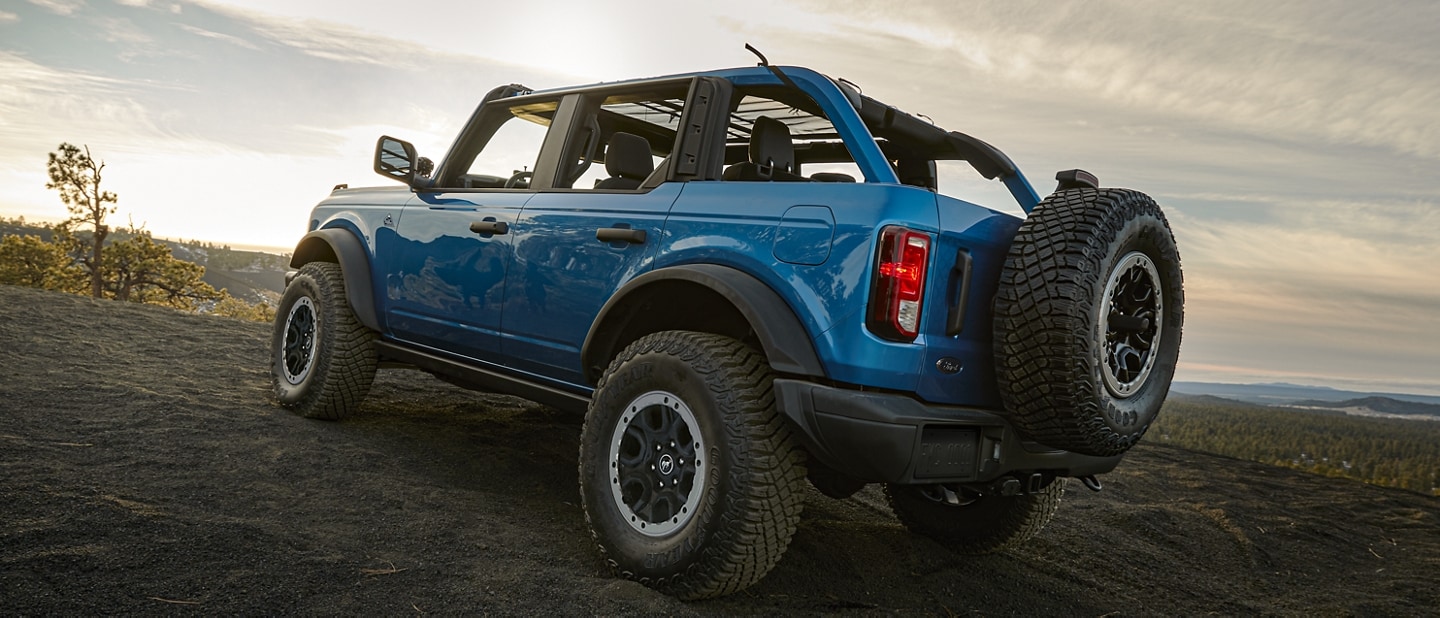 Un VUS Ford Bronco® 4 portières 2023 en bleu vitesse métallisé stationné sur un belvédère panoramique