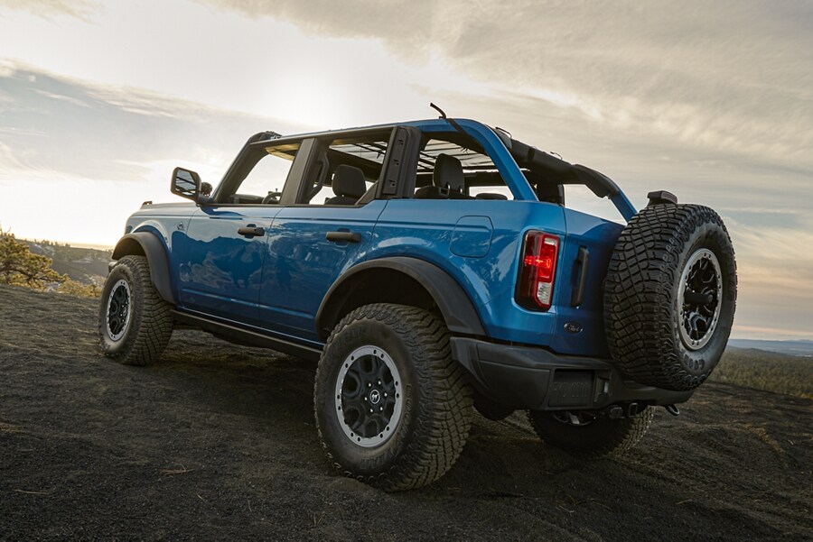 Un VUS Ford Bronco® 4 portières 2023 en bleu vitesse métallisé stationné sur un belvédère panoramique
