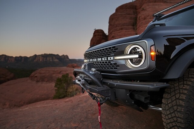 Modèle 2023 Ford Bronco® Badlands™ en noir ombre avec pare-chocs avant modulaire extra-robuste en option en accessoire Ford
