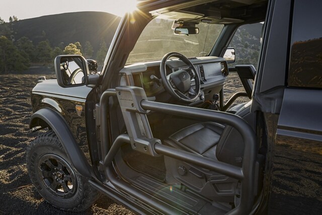 Modèle Ford Bronco® Badlands™ 4 portières 2023 en noir ombre avec portières tubulaires du marché secondaire en option
