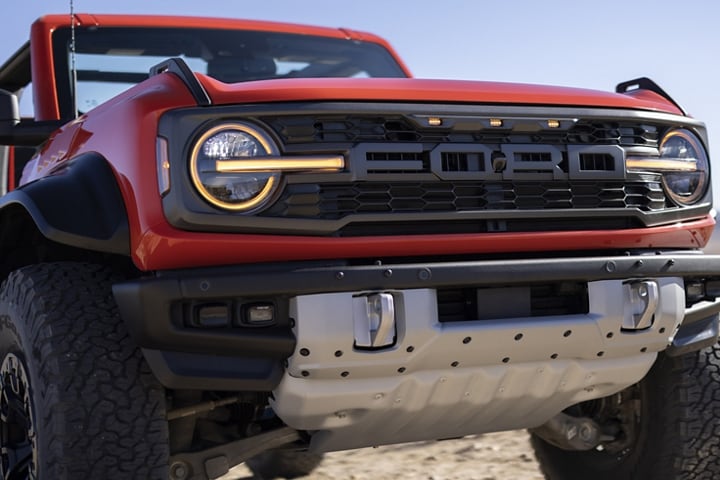 Calandre avant d’un modèle Ford Bronco® Raptor® 2023 présenté en rouge piment (peinture en sus)