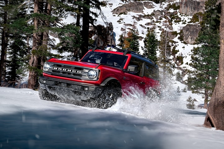 Modèle Ford Bronco® Big Bend™ 2023 à 2 portières en rouge course circulant dans la neige
