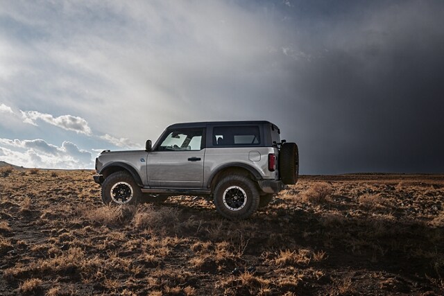 Ford Bronco® Black Diamond™ 2 portières 2023 en argent emblématique métallisé stationné en nature