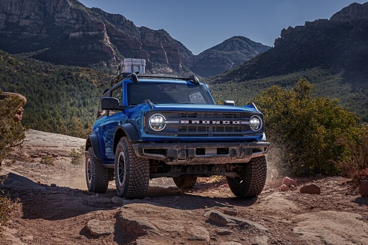 Ford Bronco® Black Diamond™ 2 portières 2023 en bleu vitesse avec accessoires Ford en option sur un sentier