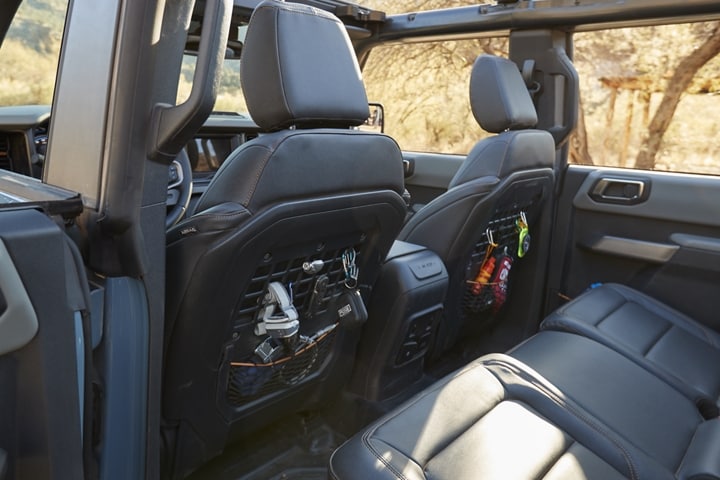Intérieur du VUS Ford Bronco® 2024 montrant les sangles MOLLE en option derrière les sièges avant
