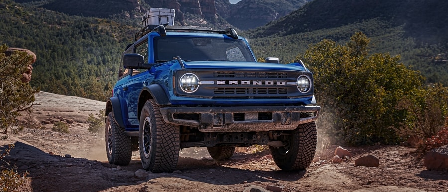 Un Ford Bronco® Black Diamond™ deux portières 2024 en bleu vitesse métallisé conduit sur un sentier