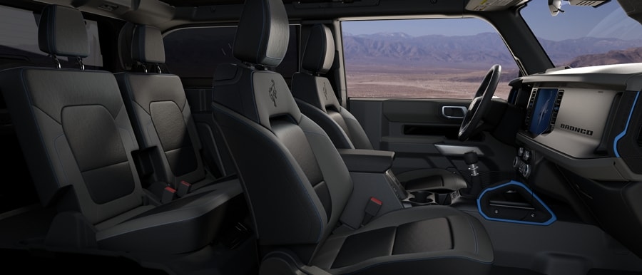 Intérieur du Ford Bronco® Everglades™ 2024 avec sièges en vinyle de qualité marine de série en gris spatial foncé avec onyx noir