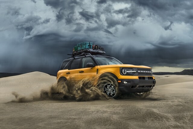 Un Ford Bronco Sport 2021 conduit hors piste dans le désert lors d’une journée nuageuse