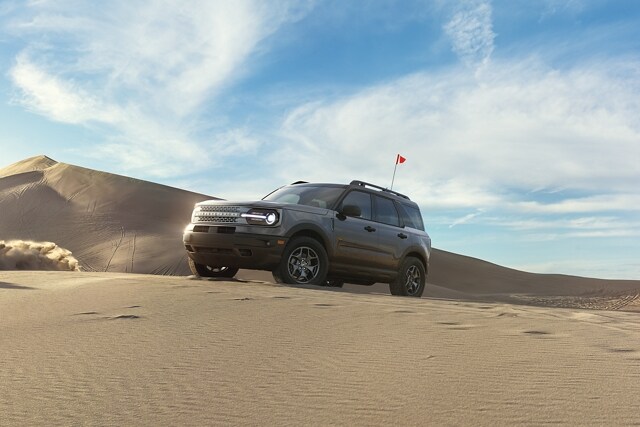 Un VUS Ford Bronco® Sport 2023 conduit sur un terrain sablonneux