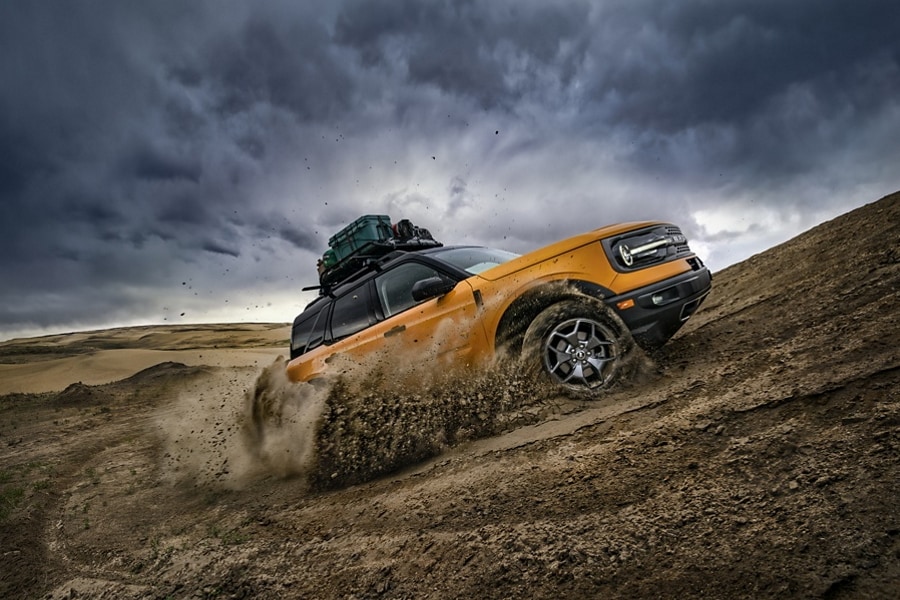 Un Ford Bronco® Sport 2023 conduit hors route sur une colline de terre