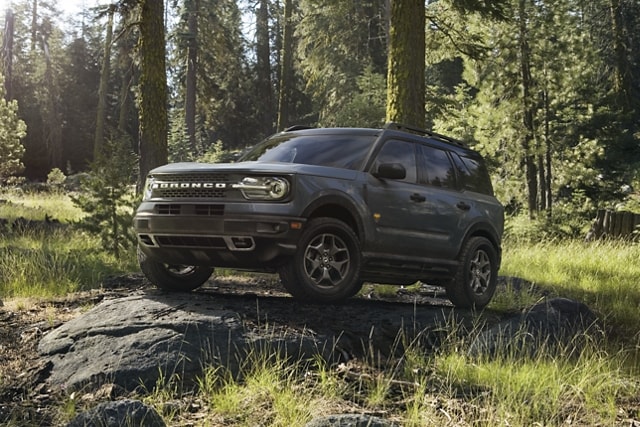 VUS Ford Bronco® Sport 2023 stationné sur une dalle de roche dans une zone boisée