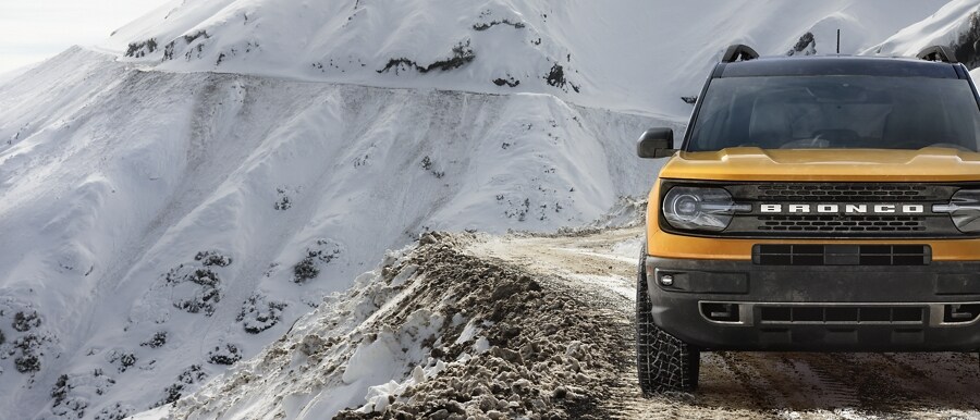 Le VUS Ford Bronco® Sport 2023 présenté stationné sur le côté d’une route montagneuse enneigée