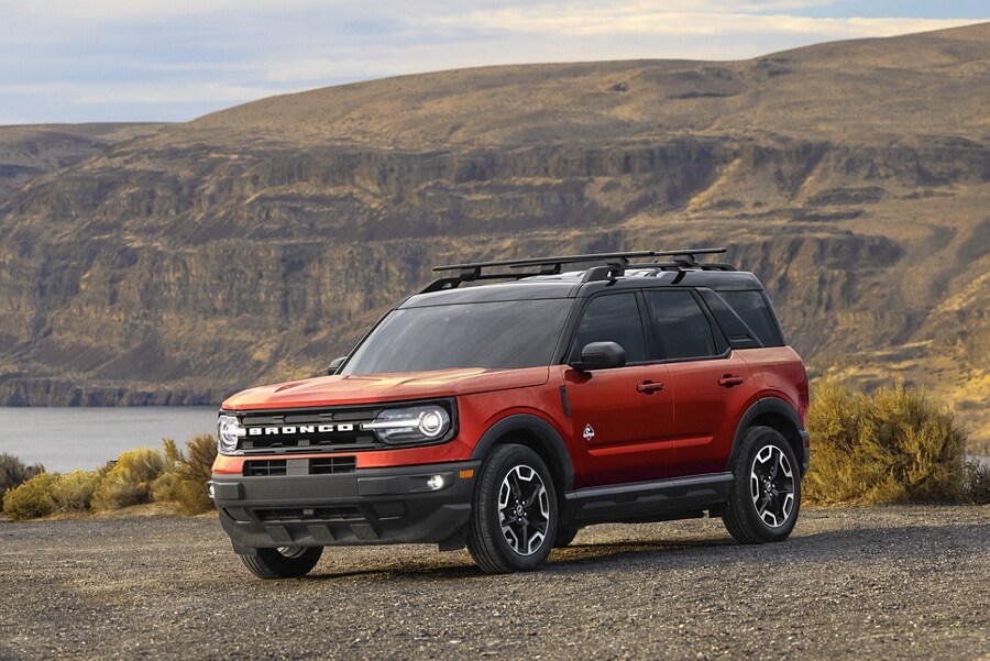 VUS Ford Bronco® Sport 2023 stationné près d’un lac avec des montagnes en arrière-plan