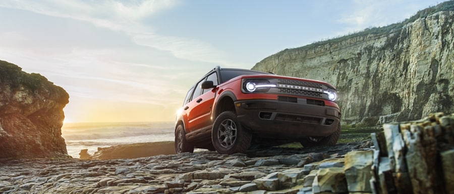 VUS Ford Bronco® Sport 2023 stationné sur des rochers avec des falaises et l’océan en arrière-plan