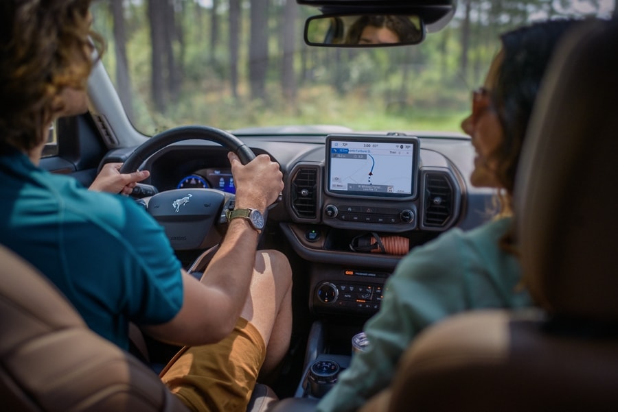 VUS Ford Bronco® Sport 2024 avec un homme et une femme assis à l’intérieur