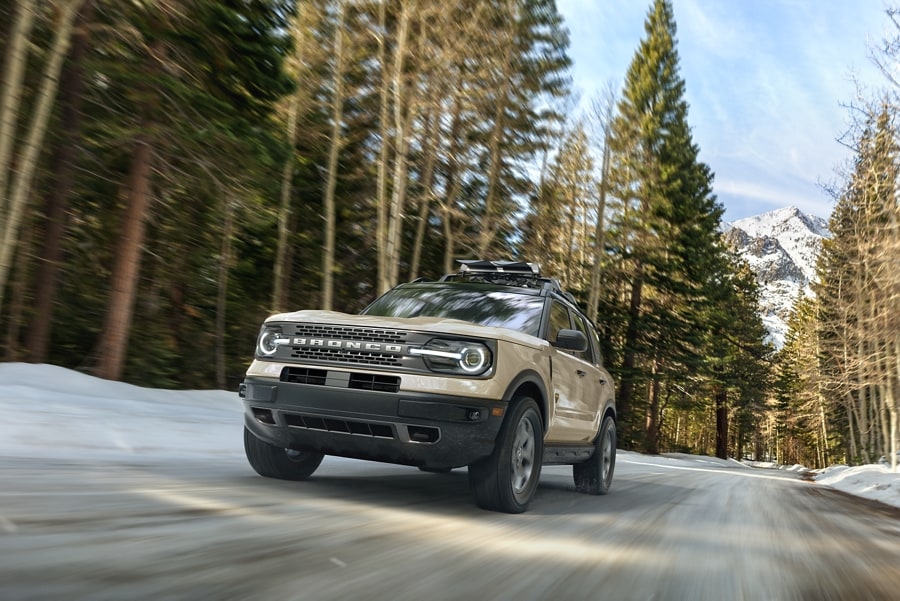 VUS Ford Bronco® Sport 2024 circulant sur une route bordée d’arbres