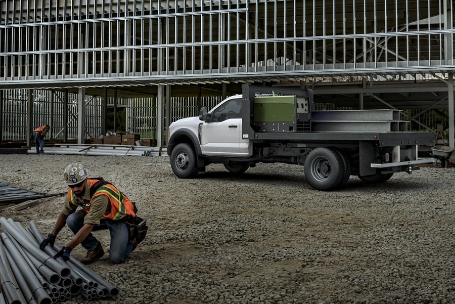 Ford Super Duty® F-550 XL 2025 stationné sur un chantier