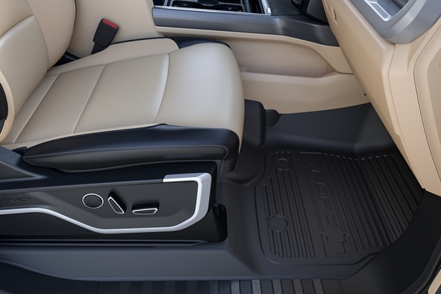 Sièges intérieurs et plancher en vinyle d’un Ford Super Duty® à châssis-cabine 2025