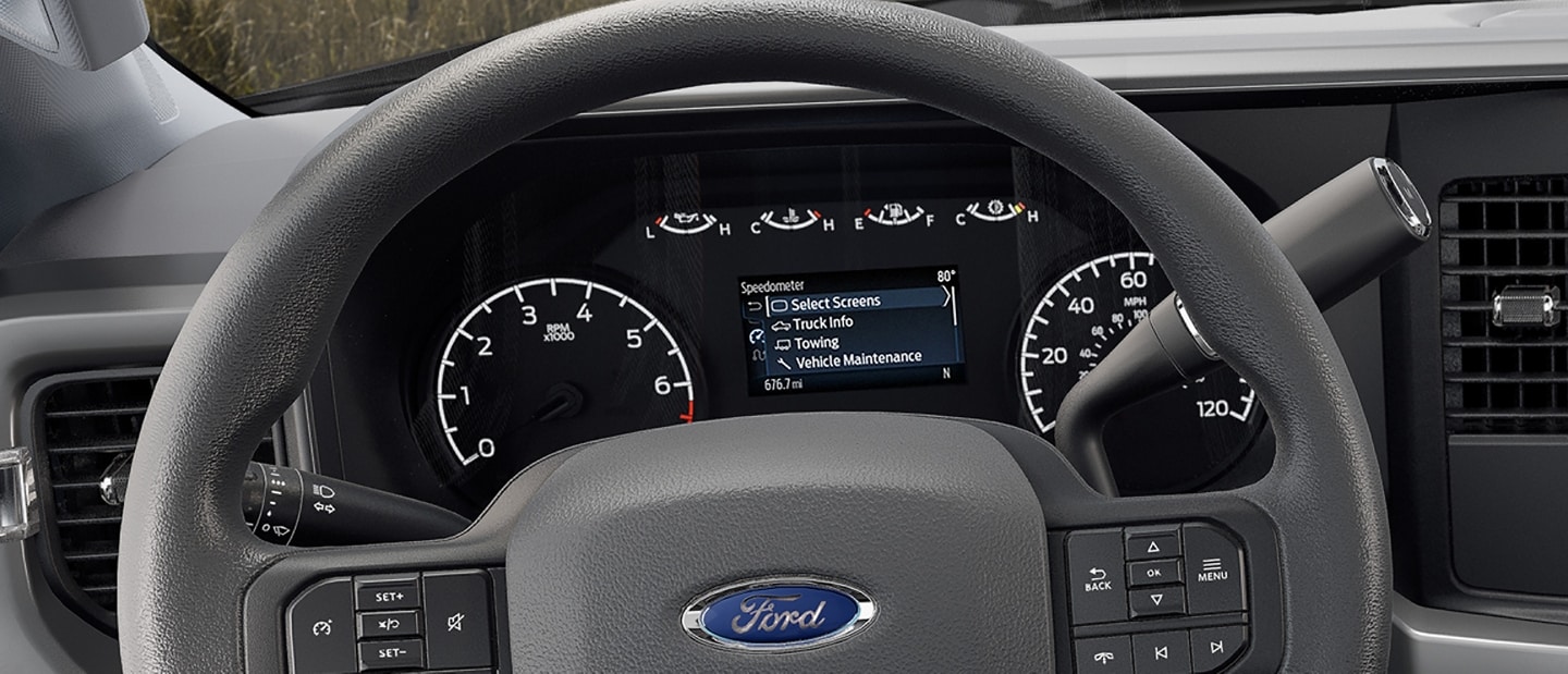 Gros plan sur le tableau de bord d’un Ford Super Duty® F-450 XLT 2025