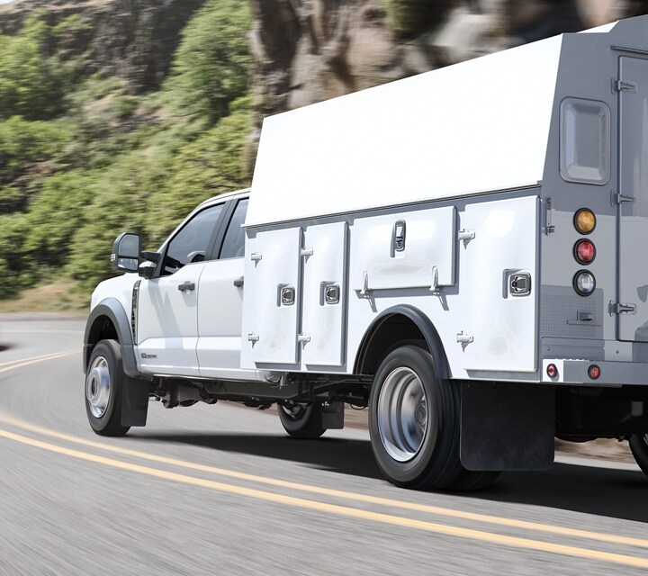 Ford Super Duty® F-350 XL 2025 avec caisson utilitaire circulant sur la route