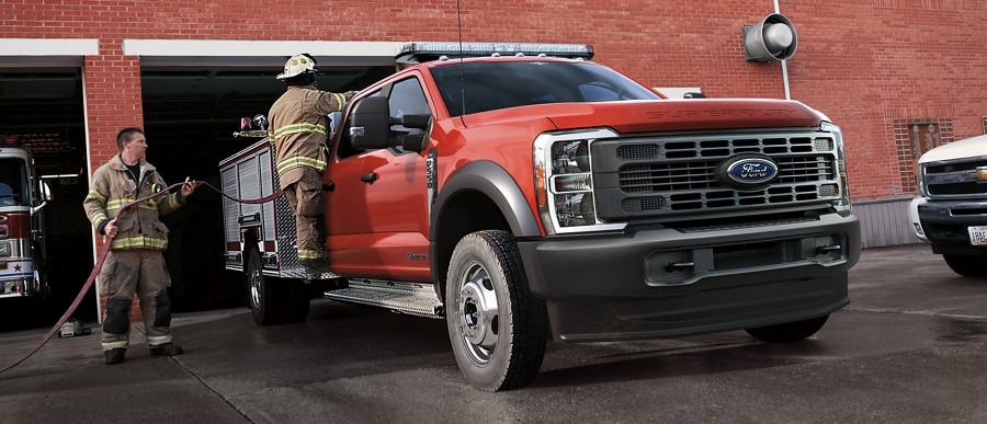 Un Ford Super Duty® F-550® XLT 2025 avec ensemble camion d’incendie