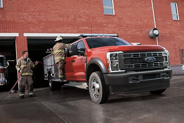 Un Ford Super Duty® F-550® XLT 2025 avec ensemble camion d’incendie