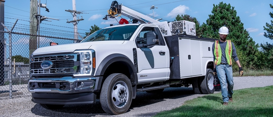 Un Ford Super Duty® F-350® XL 2025 avec rallonge de flèche et boîtier utilitaire