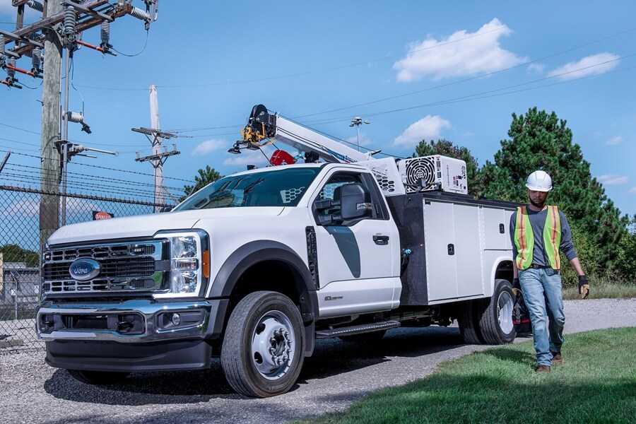 Un Ford F-350® Super Duty® 2025 avec une rallonge de flèche et un boîtier utilitaire dessus