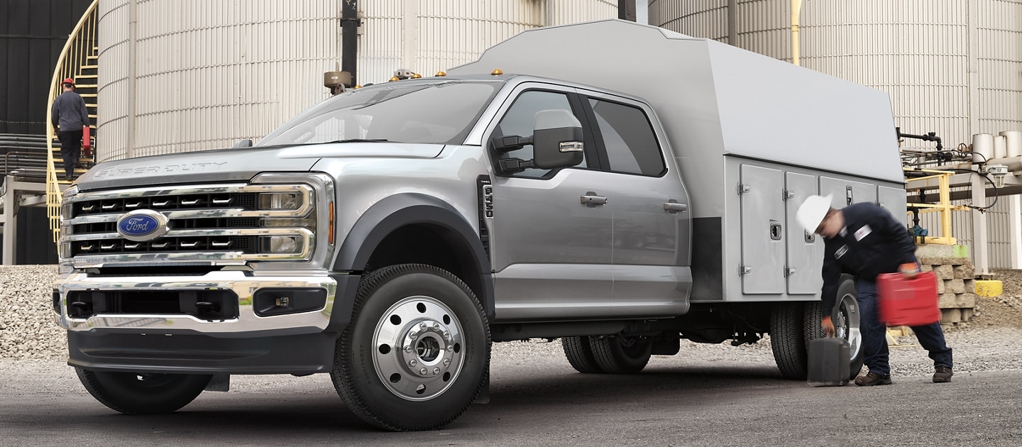 Ford Super Duty® F-450® XL 2025 avec une caisse utilitaire garée près d'une raffinerie