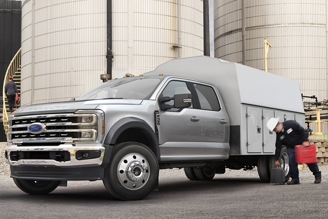 Ford Super Duty® F-450® XL 2025 avec caisson utilitaire stationné dans une raffinerie