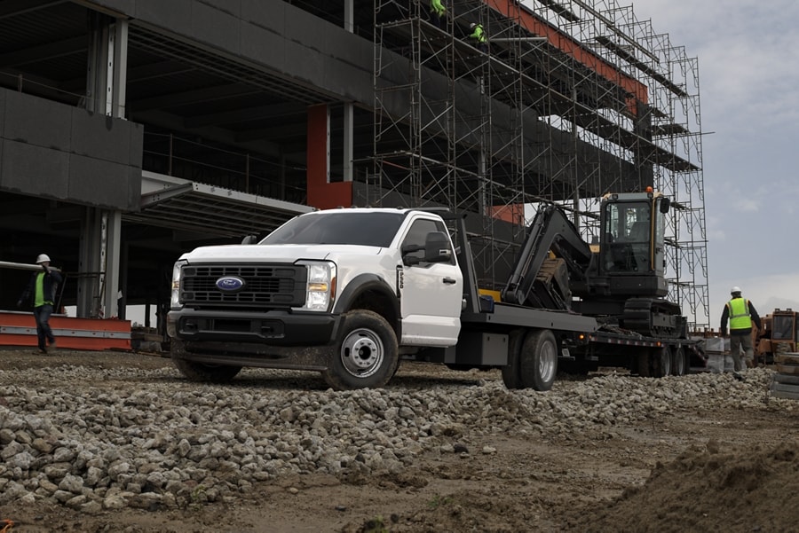 Un Ford Super Duty® F-550 2025 remorquant une excavatrice
