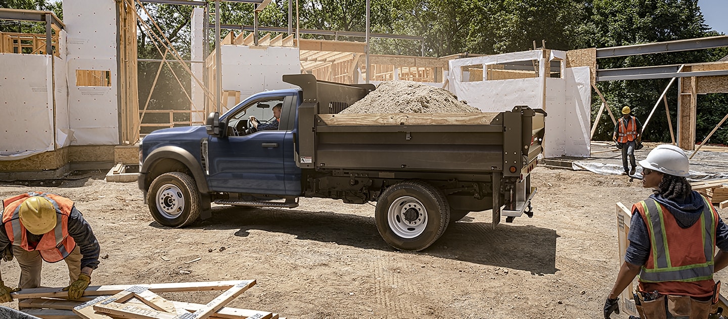 Un camion-benne Ford Super Duty® F-550 XLT 2025 chargé de terre sur un chantier