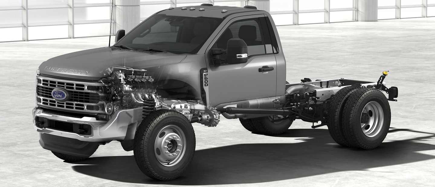 Illustration d’un Ford Super Duty® F-600 XLT 2025 montrant le moteur et la transmission