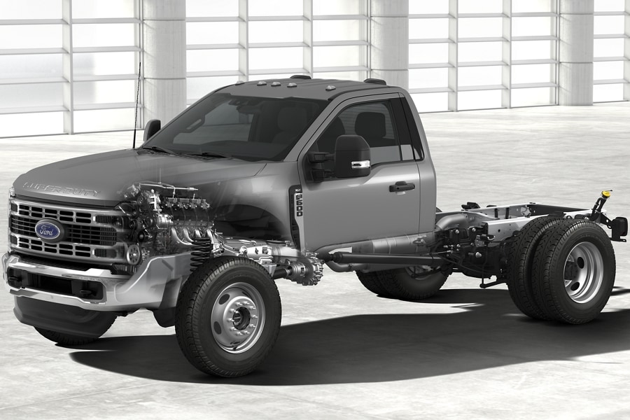Illustration d’un Ford Super Duty® F-600 XLT 2025 montrant le moteur et la transmission