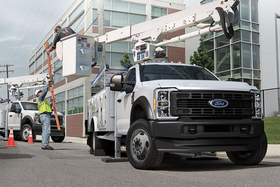 Un Ford Super Duty® F-550 2025 de 6,7 L avec rallonge de flèche et caisson utilitaire
