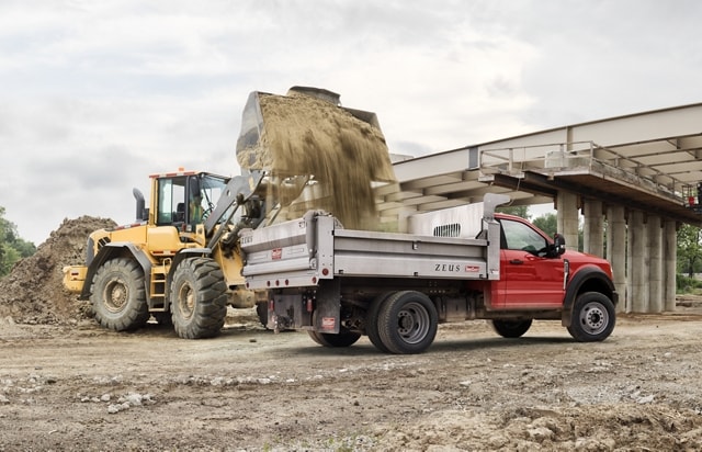 Un Ford Super Duty® F-550® XL 2025 avec benne basculante remplie de saleté