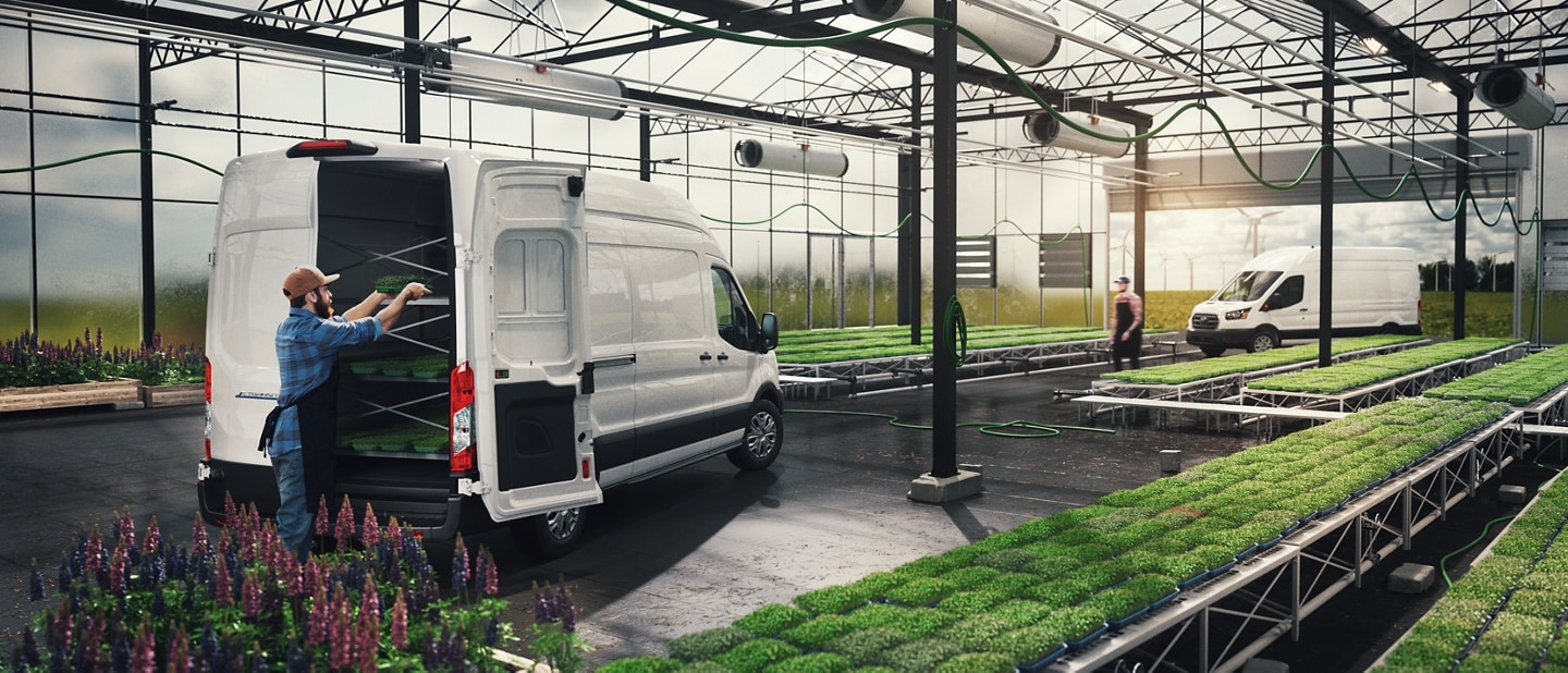 Un fourgon Ford E-Transit™ 2023 dans une serre chargée de plantes