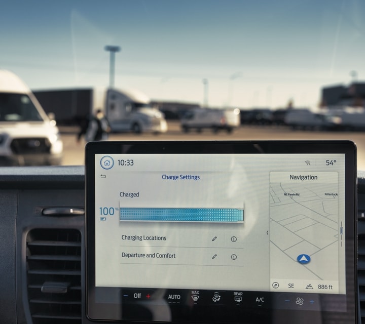 Intérieur avant du Ford E-Transit™ 2023 avec écran affichant la navigation recherchant des bornes de recharge