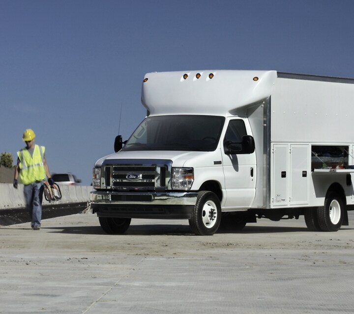 Fourgon tronqué Ford série E 2025 à roues arrière jumelées (RAJ) avec carrosserie modifiée d’entrepreneur