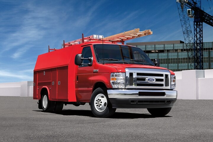 Fourgon tronqué Ford série E 2025 à roues arrière jumelées (RAJ) avec carrosserie modifiée d’entrepreneur