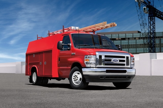 Un fourgon tronqué Ford série E 2025 avec carrosserie modifiée d’entrepreneur