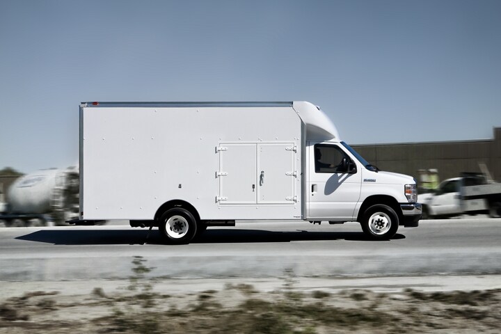 Fourgon tronqué Ford série E 2025 à roues arrière jumelées avec carrosserie modifiée d’entrepreneur