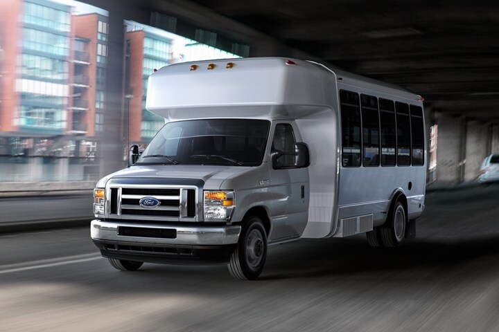 Fourgon tronqué Ford série E 2025 à roues arrière jumelées avec modification pour bus-navette circulant sous un pont