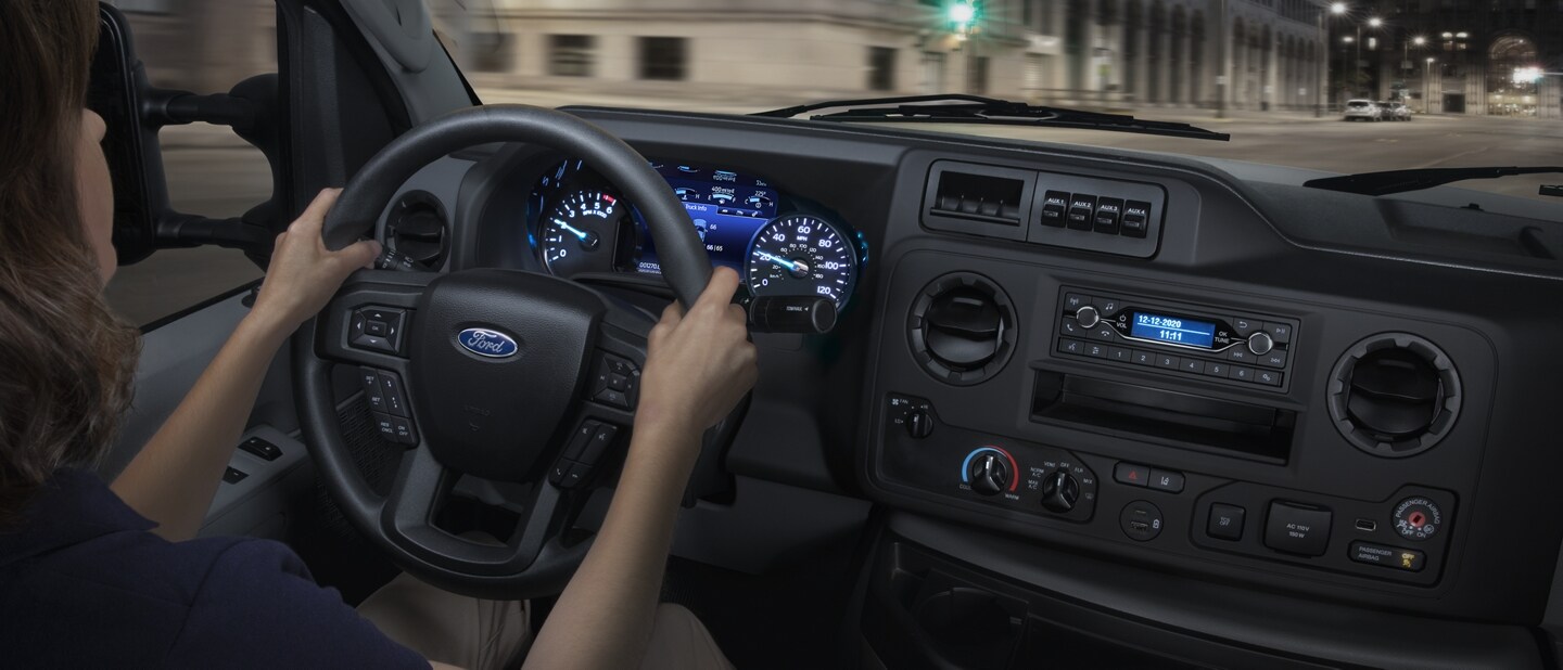 Une femme conduisant un fourgon tronqué Ford série E 2025