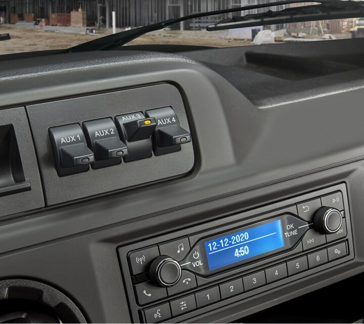 Gros plan des commutateurs du bloc de commande du tableau de bord du fourgon tronqué Ford série E 2025