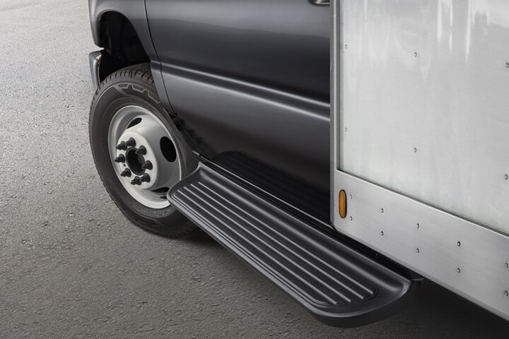 Gros plan sur les marchepieds en option du fourgon tronqué Ford série E 2025