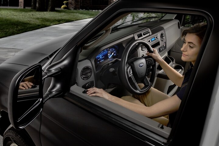 Une femme ajustant les rétroviseurs de remorquage télescopiques offerts en option