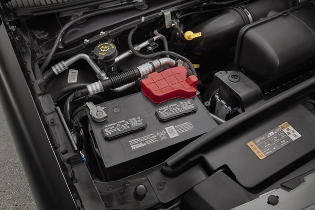 Gros plan de la batterie de 78 Ah sur le fourgon tronqué Ford série E 2025