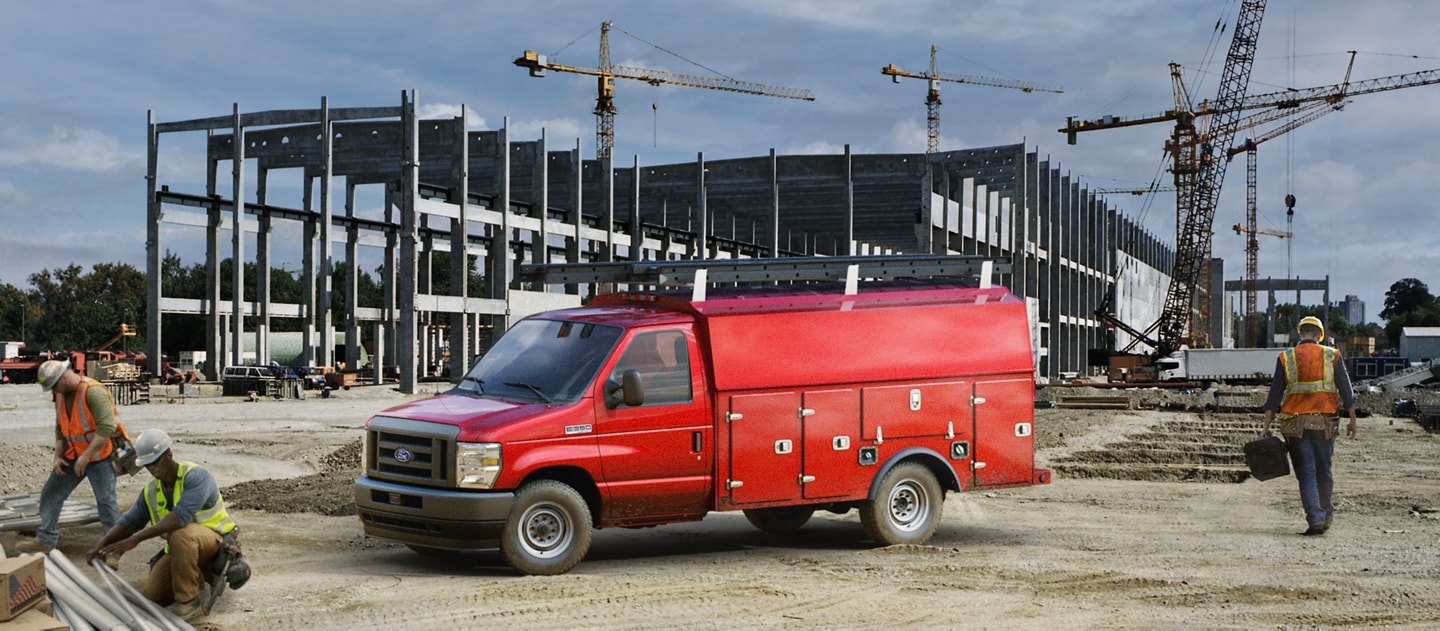 Fourgon tronqué Ford série E 2025 avec conduite modifiée stationné sur un chantier de construction
