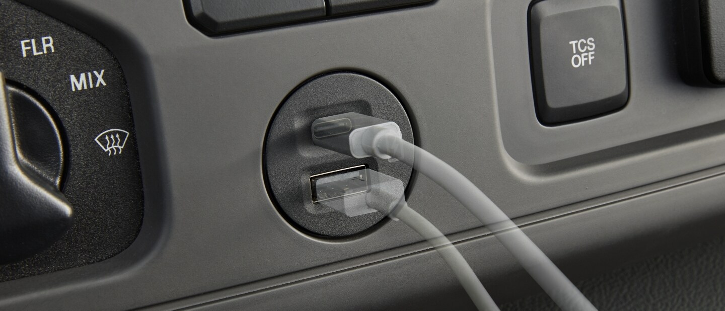 Gros plan sur le double port USB intelligent du fourgon tronqué Ford série E 2026